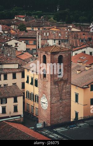 Lucca torre dell orologio è vista dal di sopra in Italia. Foto Stock