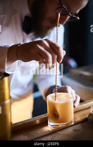 Mixologist creazione di cocktail al bar stella a Los Angeles, CA. Foto Stock