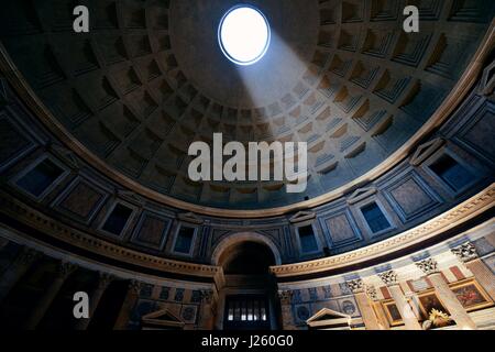 Pantheon interno con fascio di luce a Roma, Italia. Foto Stock