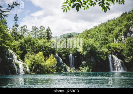 Dettaglio della cascata, il Parco Nazionale dei Laghi di Plitvice, Croazia Foto Stock