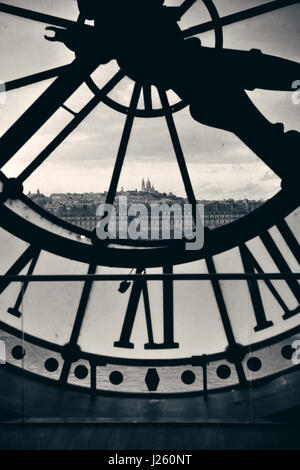 Vista della città attraverso il gigantesco orologio torre a Parigi, Francia. Foto Stock