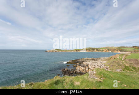 Baie rocciose vicino a Cemaes Bay in Anglesey, Galles del Nord Foto Stock
