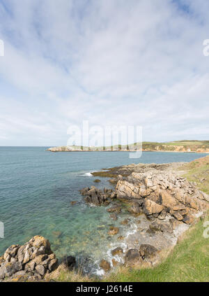 Baie rocciose vicino a Cemaes Bay in Anglesey, Galles del Nord Foto Stock
