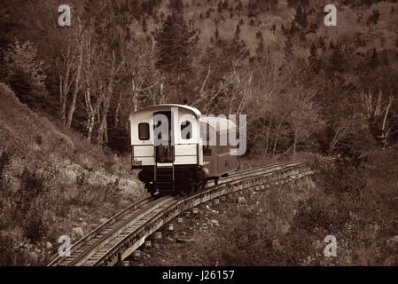 MT Washington, New Hampshire - Ott 13: turismo treno alla gamma della montagna con il fogliame in ottobre 13, 2015 in New Hampshire. Washington Mt è la più alta Foto Stock