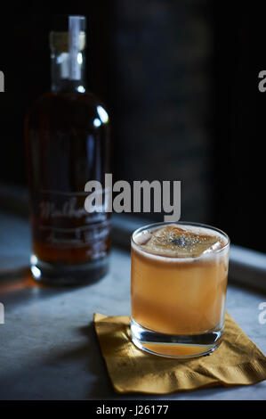 Mixologist creazione di cocktail al bar stella a Los Angeles, CA. Foto Stock