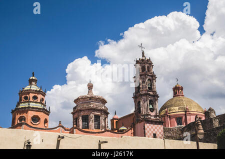 Chiesa di torri e tetti a cupola, San Miguel De Allende, Guanajuato, Messico Foto Stock