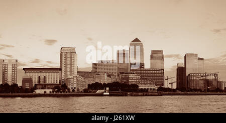 Canary Wharf quartiere degli affari di Londra in bianco e nero. Foto Stock