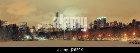 Central Park inverno al panorama notturno con grattacieli di Manhattan a New York City Foto Stock