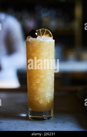 Mixologist creazione di cocktail al bar stella a Los Angeles, CA. Foto Stock