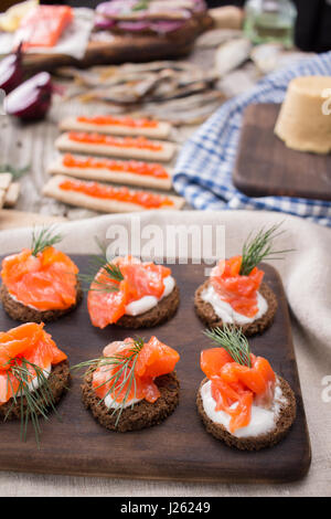 Ancora in vita - la tradizionale cucina norvegese - Brunost e pesce Foto Stock