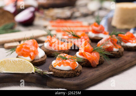 Ancora in vita - la tradizionale cucina norvegese - Brunost e pesce Foto Stock