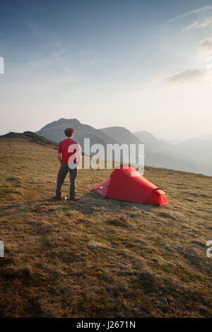 Campeggio selvaggio su Mynydd Moel, parte dell'Cadair Idris massiccio. Parco Nazionale di Snowdonia. Il Galles. Regno Unito. Foto Stock