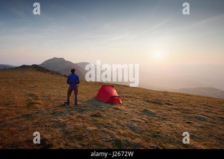 Campeggio selvaggio su Mynydd Moel, parte dell'Cadair Idris massiccio. Parco Nazionale di Snowdonia. Il Galles. Regno Unito. Foto Stock