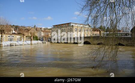 Il fiume Avon nell ondata attraverso Bradford-on-Avon, Wiltshire, Regno Unito, febbraio 2014. Foto Stock