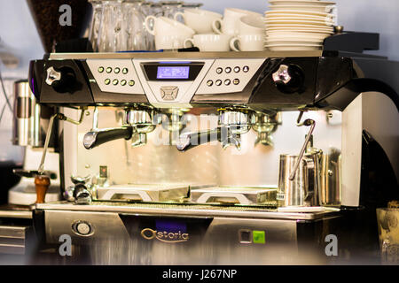 Macchine per il caffè preso in una caffetteria locale in bianco e nero Foto Stock