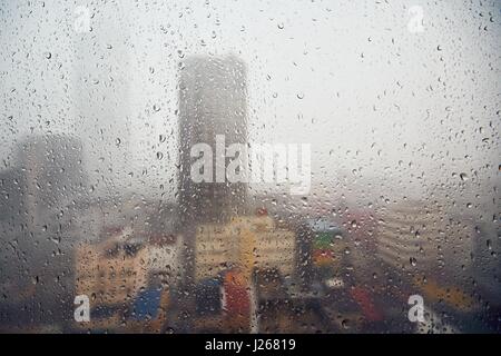 Pioggia in città e il fuoco selettivo sulle gocce - skyline di Kuala Lumpur in Malesia Foto Stock