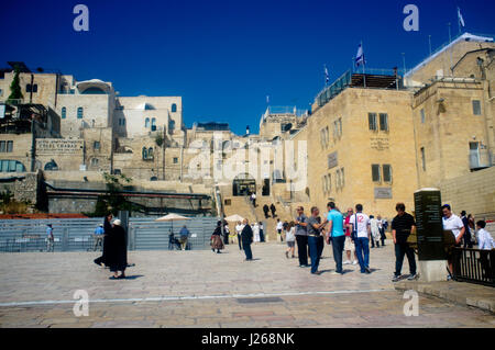 Chiudere la vista della piazza principale dietro il muro occidentale e la cupola. Gerusalemme, Israele. Foto Stock