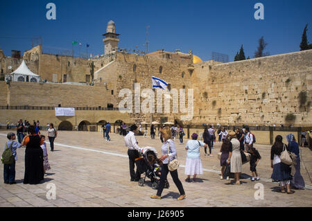 Chiudere la vista della piazza principale dietro il Muro Occidentale e la cupola. Gerusalemme, Israele. Foto Stock