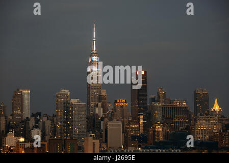 NEW YORK CITY - 4 luglio: Empire State Building con grattacieli in luglio 4, 2015 a Manhattan, New York City. Con una popolazione di 8.4M, è la più pop Foto Stock