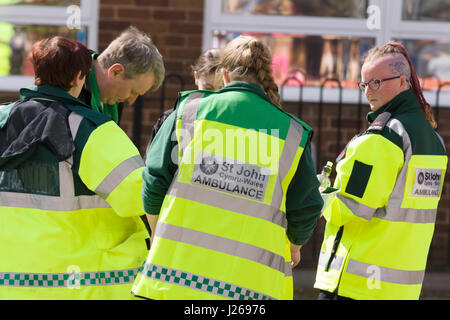 I membri volontari del Saint John Cymru Wales ambulanza carità partecipando ad un outdoor sports event la fornitura del primo coperchio di aiuto Foto Stock