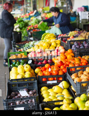 Pressione di stallo con la frutta e la verdura fresca al mercato degli agricoltori. Porto, Portogallo Foto Stock