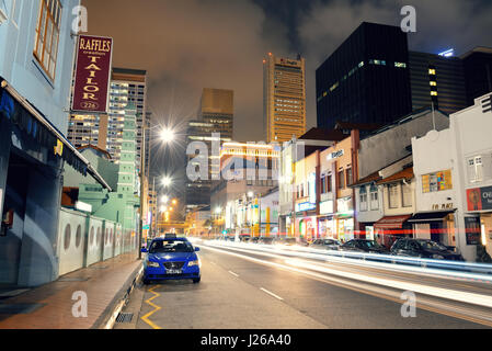 SINGAPORE - APR 5: Singapore città urban street vista notturna su Aprile 5, 2013 a Singapore. Si tratta di 4-il più grande centro finanziario e 1 di 5 mondo indaffarato p Foto Stock