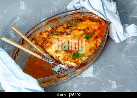 In stile greco moussaka con melanzane, carne macinata di manzo e patate. Foto Stock