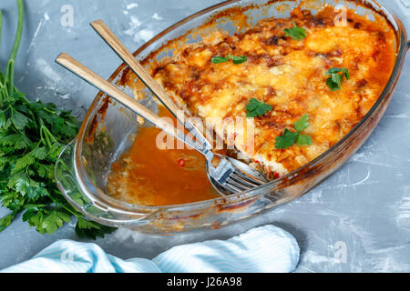 In stile greco moussaka con melanzane, carne macinata di manzo e patate. Foto Stock