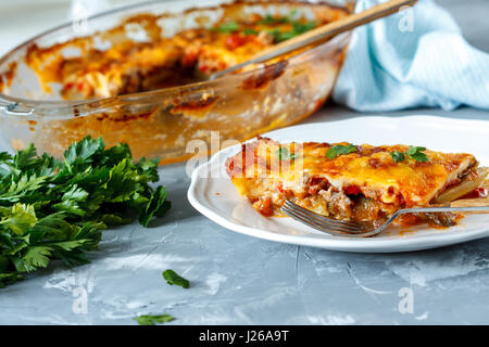 In stile greco moussaka con melanzane, carne macinata di manzo e patate. Foto Stock