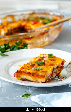 In stile greco moussaka con melanzane, carne macinata di manzo e patate. Foto Stock