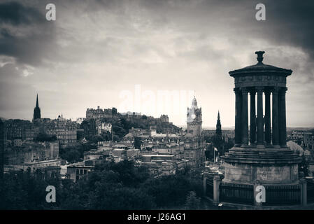 Edinburgh skyline della città vista da Calton Hill. Regno Unito. Foto Stock