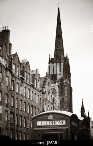 Edinburgh City street view Telefono con casella nel Regno Unito. Foto Stock