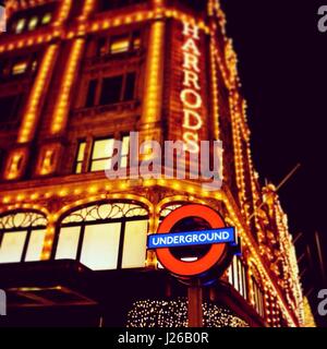 La metropolitana di Londra segno da Harrods, London, England, Regno Unito Foto Stock