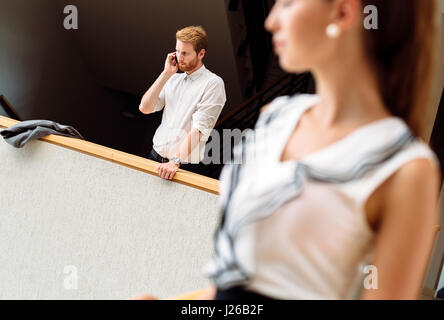 Imprenditore tramite telefono durante una pausa Foto Stock