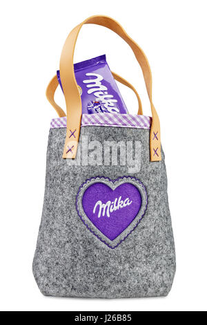 Pola, Croazia - 17 Aprile 2017: Studio shot di cioccolato Milka borsa. Milka è un marchio tradizionale di confezione di cioccolato, fabbricato da Mondelez ho Foto Stock