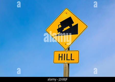 Avvicinando hill segno lungo l'autostrada. Foto Stock