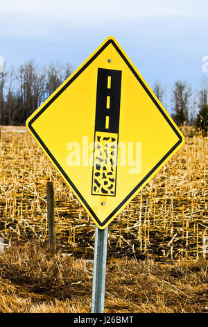 Fine della strada di ghiaia davanti un cartello di segnalazione. Foto Stock