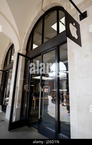 Apple Store al Covent Garden di Londra, Inghilterra, Regno Unito ed Europa Foto Stock