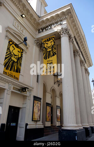 Banner pubblicitari Il Re Leone musical al Lyceum Theatre di Londra, Inghilterra, Regno Unito, Europa Foto Stock