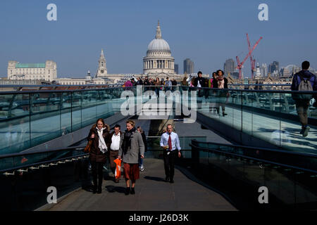 Le persone che attraversano il Millennium Bridge con la Cattedrale di San Paolo in background, London, England, Regno Unito, Europa Foto Stock