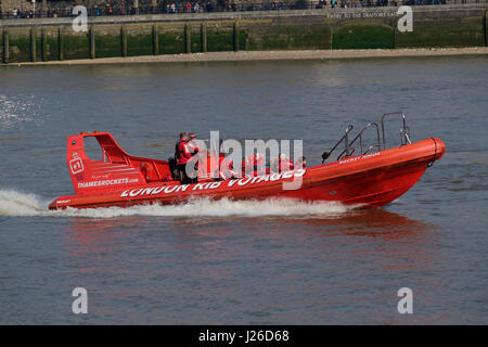 Il Tamigi razzi tour in motoscafo sul fiume Thames, London, England, Regno Unito, Europa Foto Stock