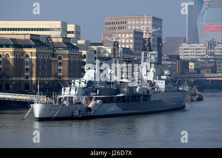 HMS Belfast vascello ormeggiato sul fiume Tamigi, London, England, Regno Unito, Europa Foto Stock