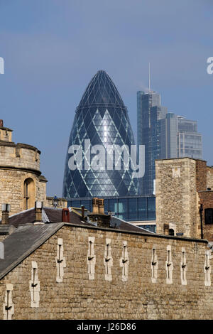 Torre di Londra di pareti con il Gherkin grattacielo in background, Londra, Inghilterra, Regno Unito, Inghilterra Foto Stock