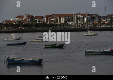 Hondarribia è un paese situato sulla sponda occidentale del fiume Bidasoa la bocca, in Gipuzkoa, nel Paese Basco, Spagna. La città di confine vicino alla Francia Foto Stock