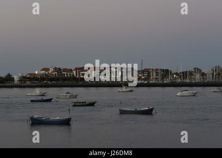 Hondarribia è un paese situato sulla sponda occidentale del fiume Bidasoa la bocca, in Gipuzkoa, nel Paese Basco, Spagna. La città di confine vicino alla Francia Foto Stock