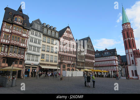 Piazza Römerberg e la vecchia chiesa di St Nicholas tower a Francoforte, in Germania, in Europa Foto Stock