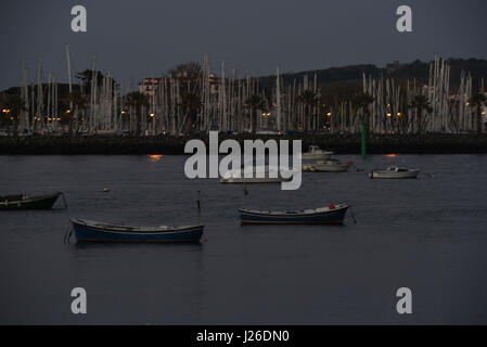 Hondarribia è un paese situato sulla sponda occidentale del fiume Bidasoa la bocca, in Gipuzkoa, nel Paese Basco, Spagna. La città di confine vicino alla Francia Foto Stock