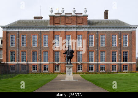 La statua di Guglielmo III di fronte a Kensington Palace a Londra, Inghilterra, Regno Unito, Europa Foto Stock