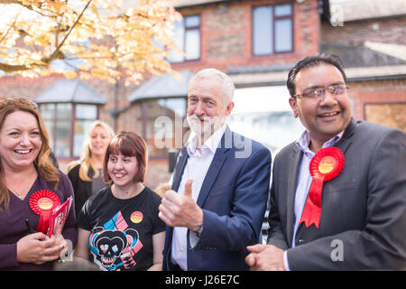 Leader del partito laburista JEREMY CORBYN visitando Warrington oggi (sabato 22/4/17) come parte del partito laburista la campagna elettorale Foto Stock