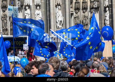 Puls dell'Europa il movimento, un pro-cittadino europeo di sua iniziativa le persone si incontrano ogni domenica pomeriggio in diverse città europee, Colonia, Germania, Foto Stock